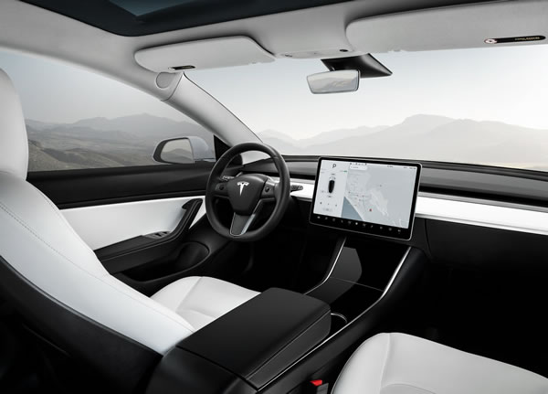 Interior y tablero de instrumentos del Tesla Model 3.
