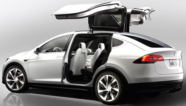 Detalle de las puertas estilo ala de gaviota del Tesla Model X.