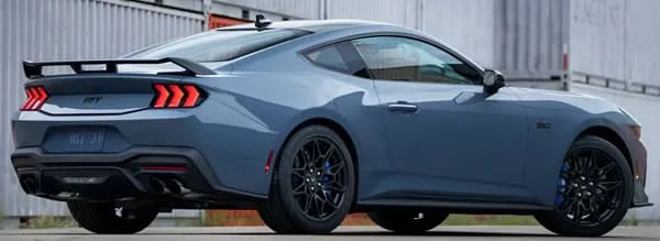 Vista lateral y trasera del Ford Mustang.