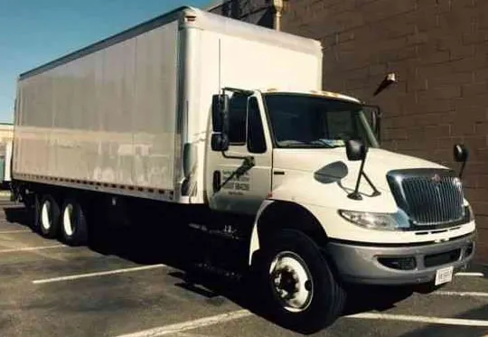 Cami&oacute;n rab&oacute;n International MV 6x2 con aplicaci&oacute;n de caja mudancera.