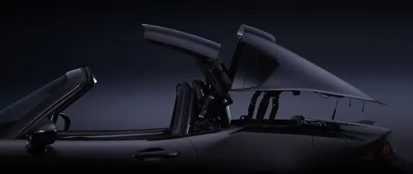 Detalles del Mazda MX-5 con capota el&eacute;ctrica.