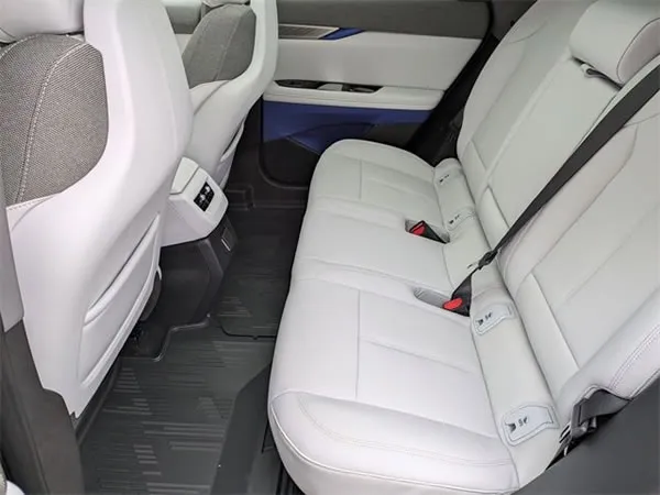 Asientos traseros de la Cadillac Optiq.