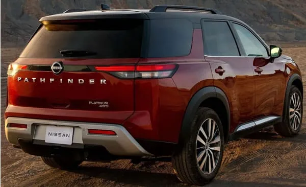 Vista trasera y lateral de la Nissan Pathfinder.