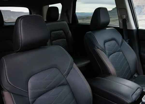 Interior y asientos de la Nissan Pathfinder.