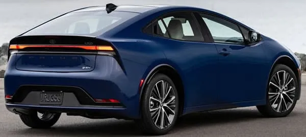 Vista lateral y trasera del Toyota Prius.