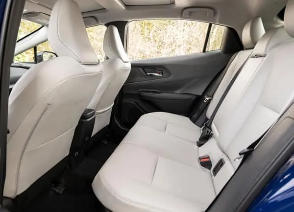 Asientos traseros del Toyota Prius.