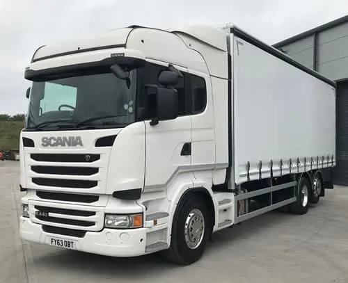 SCANIA R440 Cami&oacute;n rab&oacute;n con aplicaci&oacute;n de caja seca.