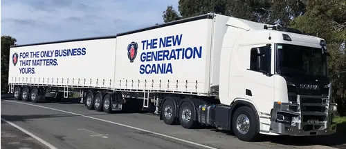 Tractocami&oacute;n SCANIA R500 con aplicaci&oacute;n de doble semi-remolque.