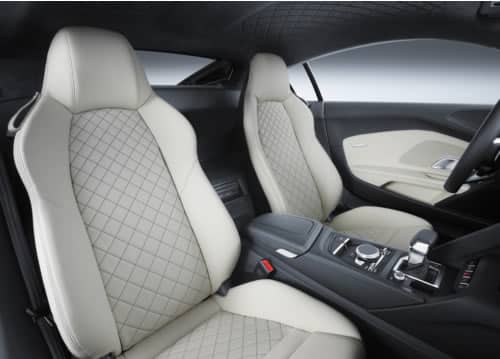 Interior y asientos delanteros del Audi R8.