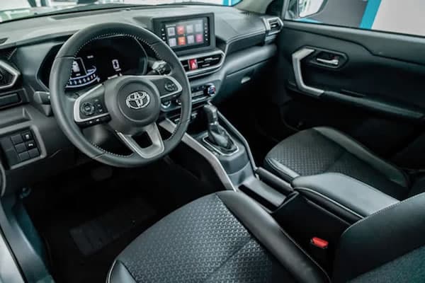 Interior y tablero de instrumentos de la Toyota Raize.