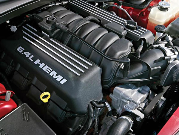 Detalle del motor V8 HEMI 6.4L de la RAM 2500 HD Bighorn.