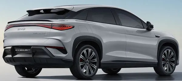 Vista lateral y trasera de la BYD Sealion 7 EV.