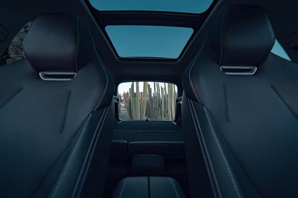 Vista interior asientos delanteros y quemacocos de la JAC SEI 6 Pro.