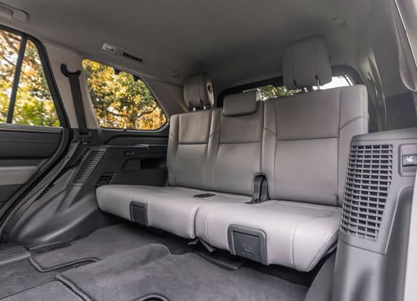 Interior y asientos traseros de la Toyota Sequoia.
