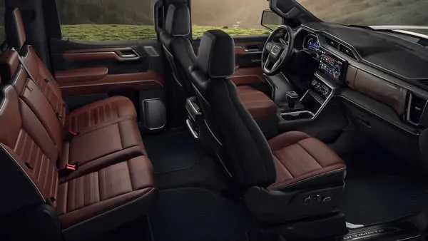 Interior cabina arreglo de asientos de la GMC Sierra Denali.