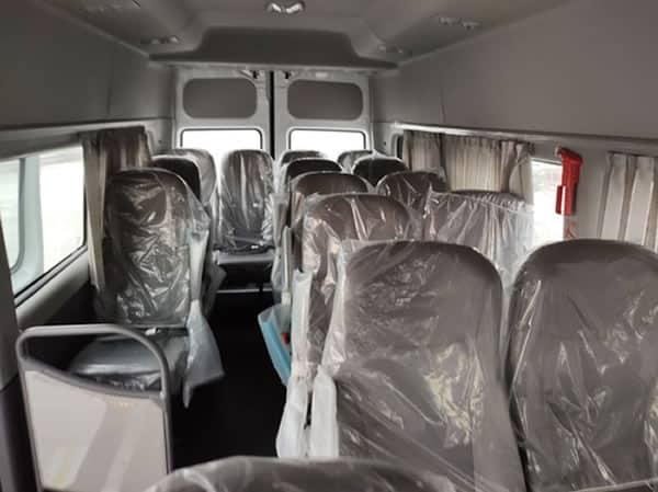 Interior con los asientos traseros de la JAC Sunray Pasajeros.