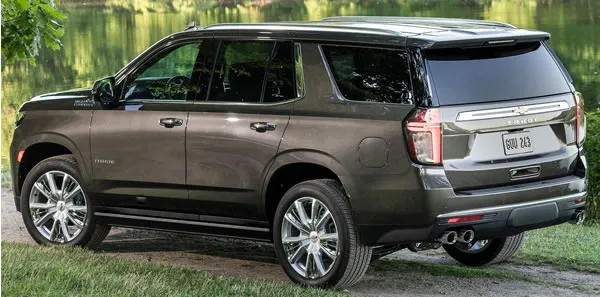 Vista lateral y trasera de la Chevrolet Tahoe.