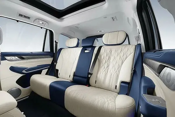 Vista de los asientos traseros de la GWM Tank-500.