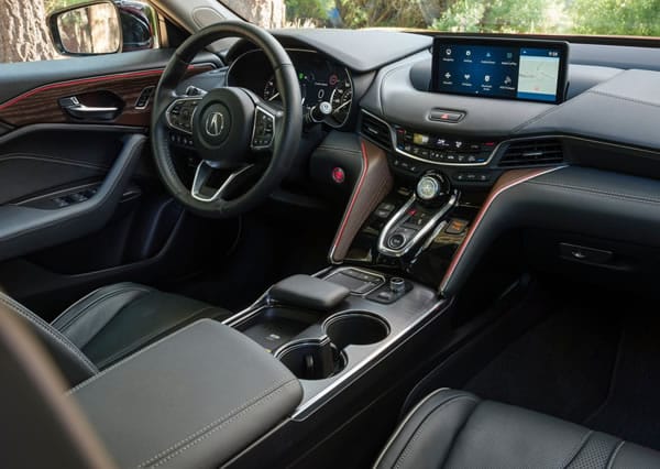 Interior y tablero de instrumentos del Acura TLX.