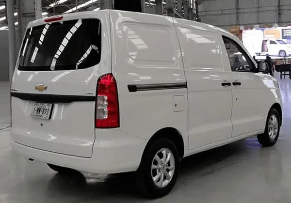Vista lateral y trasera de la Chevrolet Tornado Van.