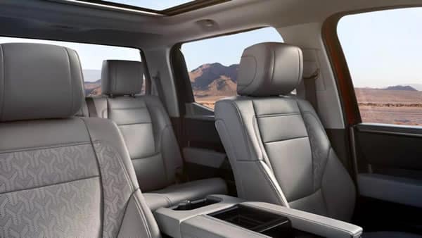 Interior y asientos de la Toyota Tundra.