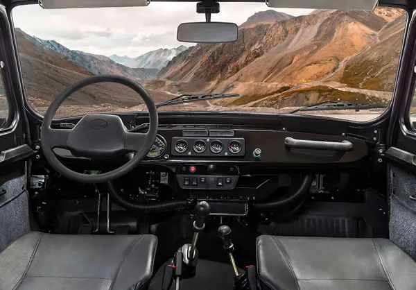 Tablero de instrumentos de la UAZ Hunter.