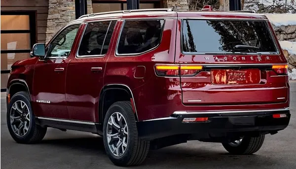 Vista trasera de la Jeep Wagoneer.