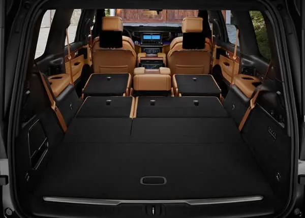 Interior con la cajuela y asientos traseros de la Jeep Wagoneer.