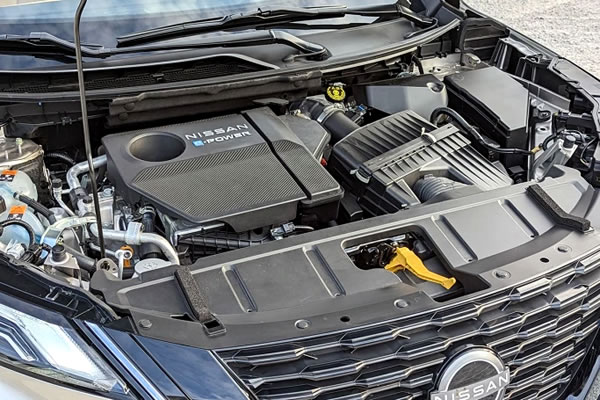 Detalle del cofre del motor de la Nissan X-Trail e-power.