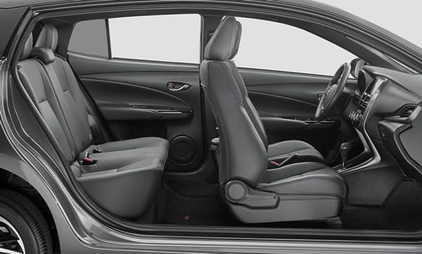 Interior y arreglo de asientos del Toyota Yaris Hatchback.