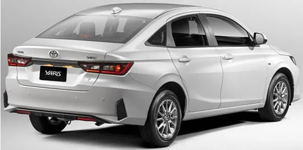 Vista lateral y trasera del Toyota Yaris Sed&aacute;n.