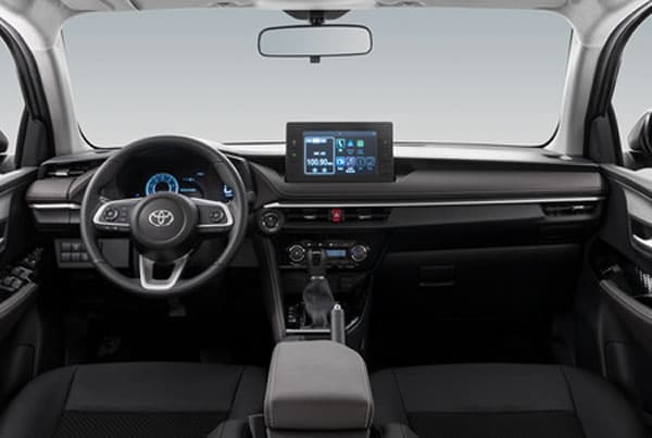 Tablero de instrumentos del Toyota Yaris Sedán.