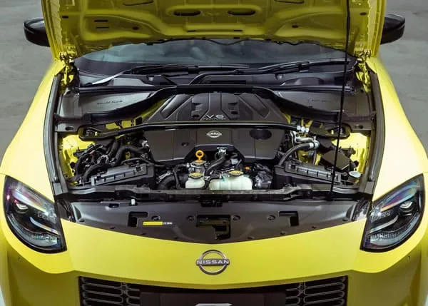 Detalle del motor del Nissan Z.