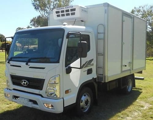 Camión Hyundai Mighty EX-6 con aplicación de caja refrigerada.