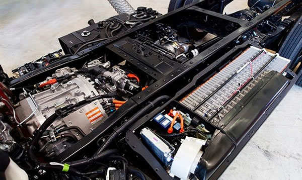 Sistema híbrido HINO con motor eléctrico acoplado al tren motriz y módulo de baterías montado al lateral del chasis.